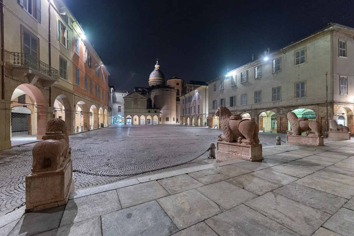 Piazza San Prospero (I Leoni)